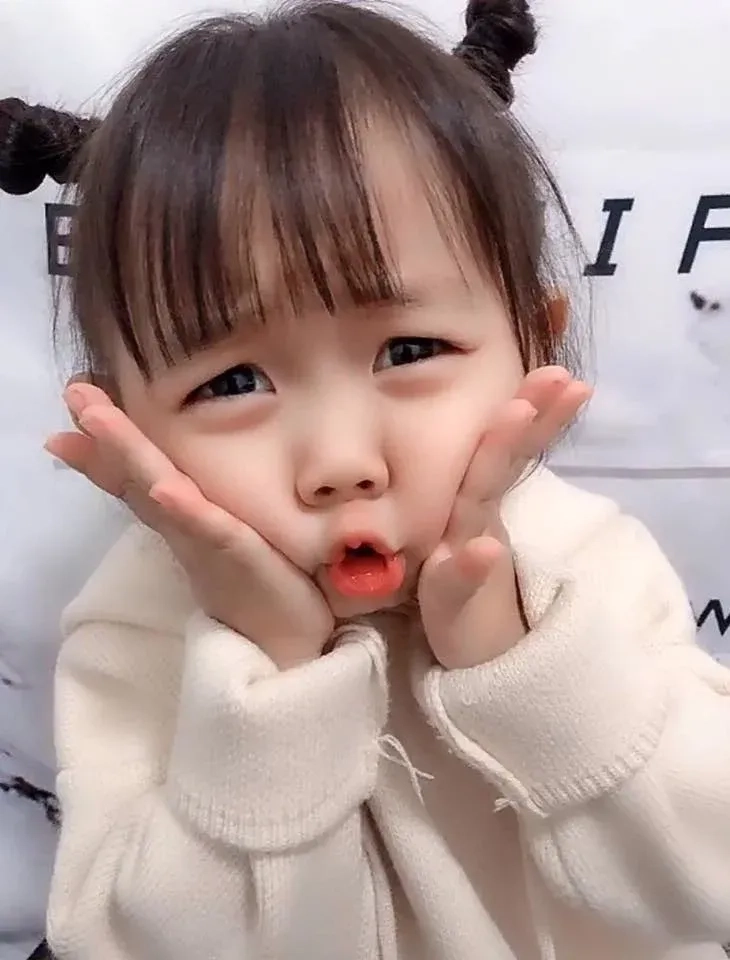 Ảnh em bé gái cute với vẻ ngọt ngào và tự nhiên trong mọi khoảnh khắc