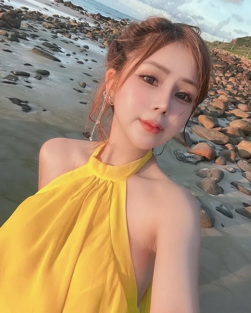 Gái xinh áo dài trắng live tiktok gây ấn tượng bởi sự dịu dàng