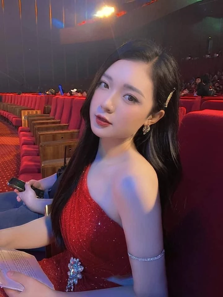 Gái tiktok show hàng mang lại nét đáng yêu qua từng thước phim sáng tạo