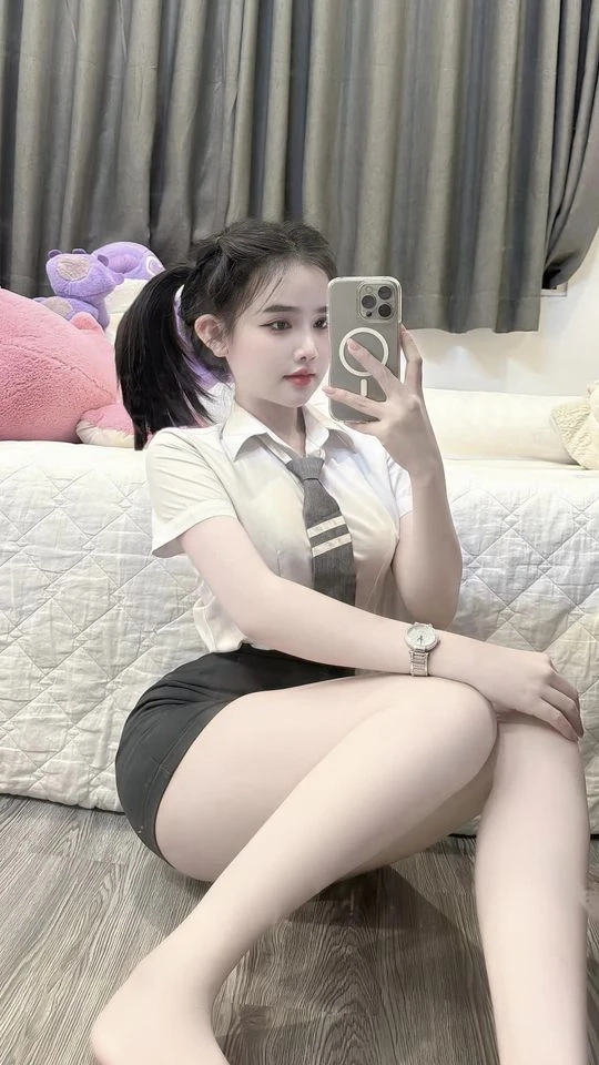 Gái xinh áo dài trắng live tiktok mang vẻ đẹp trong sáng đầy ấn tượng