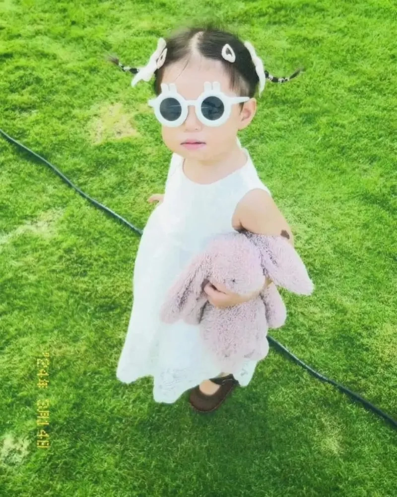 Hình ảnh bé gái dễ thương cho điện thoại dễ thương với nét vẽ tinh tế