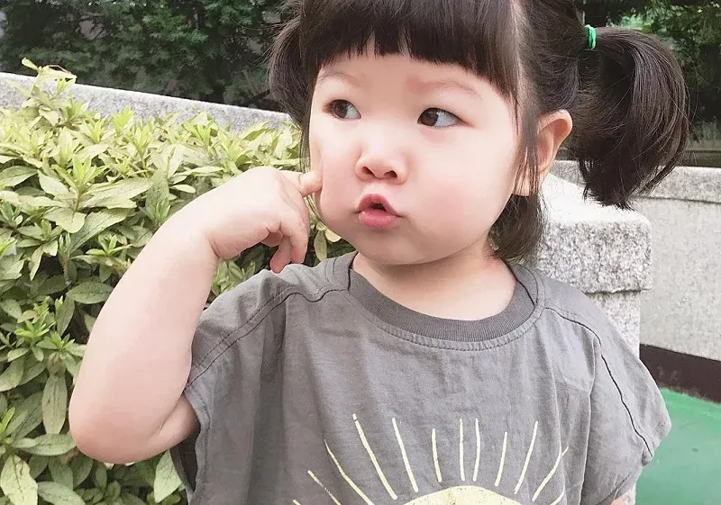 Hình nền em bé gái dễ thương cho máy tính miễn phí với thiết kế đẹp