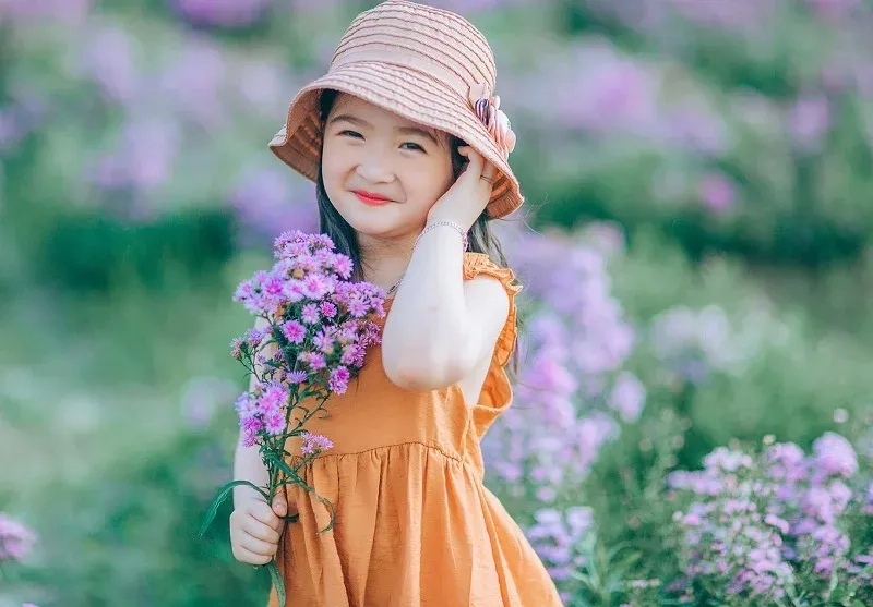 Hình ảnh em bé gái dễ thương cho máy tính đẹp nhất thu hút ánh nhìn