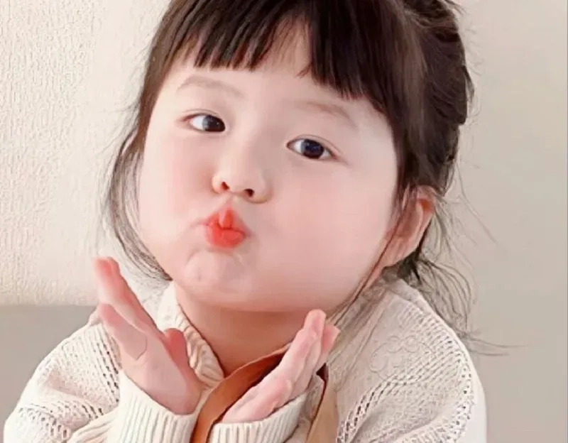 Hình ảnh em bé gái dễ thương cho máy tính đẹp và dễ dàng tải về