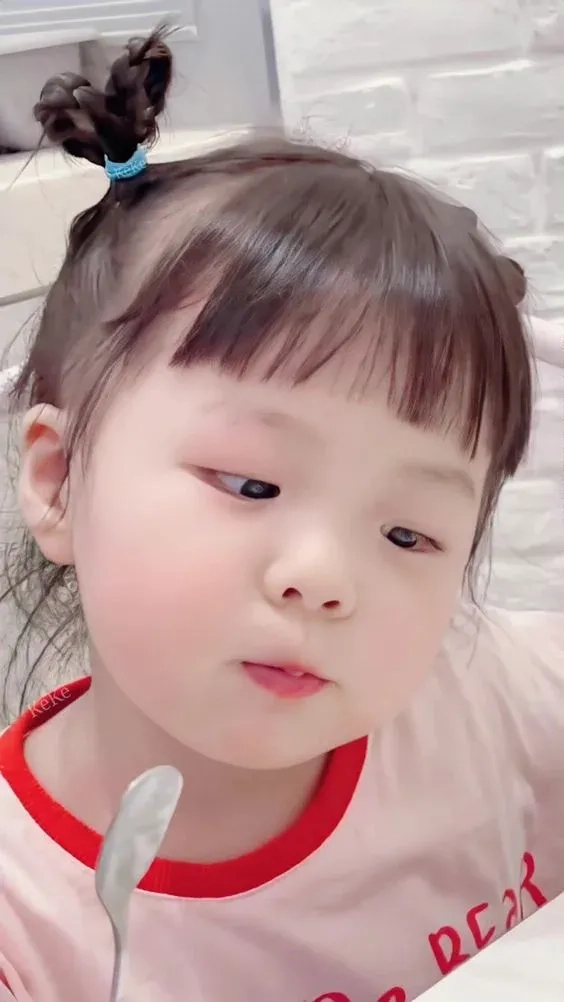 Hình nền em bé gái dễ thương cho máy tính phù hợp mọi thiết bị