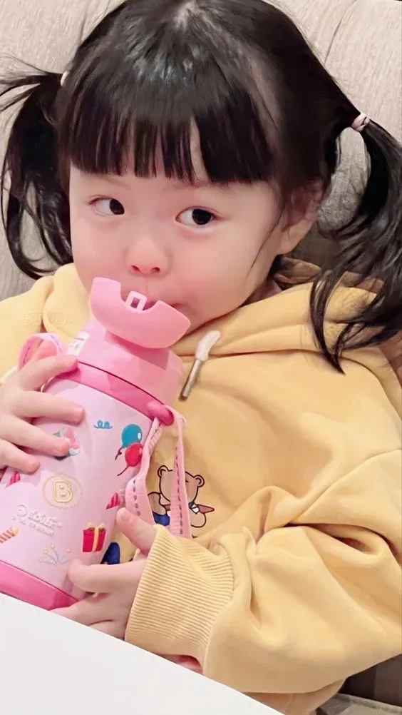 Hình nền em bé gái dễ thương dễ thương với thiết kế độc đáo