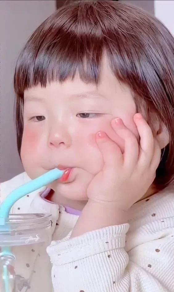 Hình ảnh em bé gái dễ thương đáng yêu phù hợp mọi sở thích