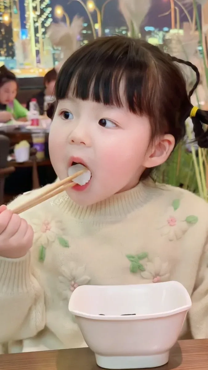 Hình nền bé gái dễ thương cho máy tính với màu sắc chân thực