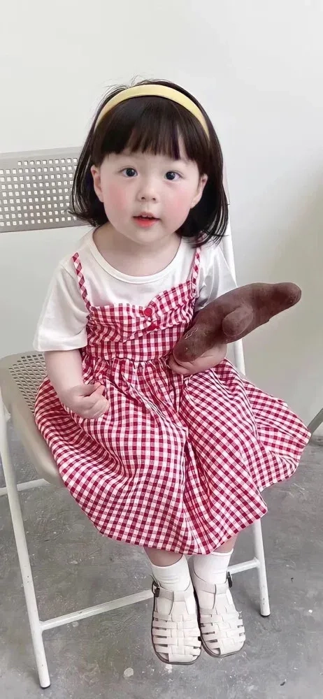 Hình nền em bé gái dễ thương để làm mới không gian màn hình