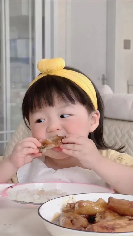Hình nền bé gái dễ thương cho điện thoại miễn phí cực kỳ đáng yêu