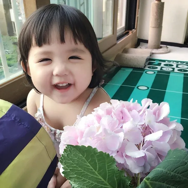 Bộ sưu tập hình ảnh bé gái dễ thương cho điện thoại đầy đủ và hấp dẫn