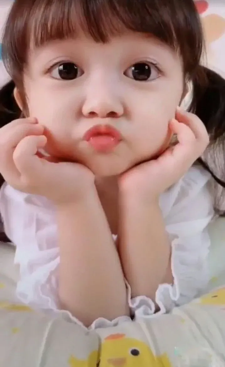 Hình ảnh em bé gái dễ thương đẹp nhất được nhiều người yêu thích