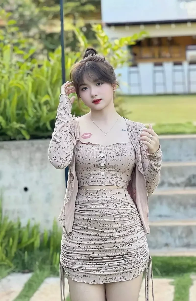 Ảnh gái 2k12 chụp trong không gian năng động thể hiện sự cá tính mạnh