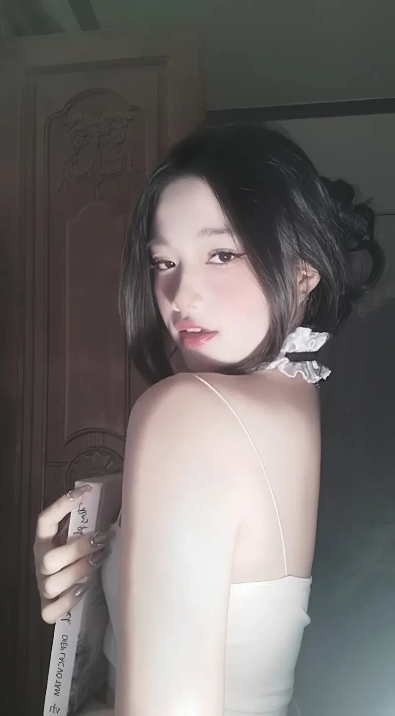 Ảnh gái xinh đeo kính k9, toát lên vẻ đẹp thông minh và đáng yêu