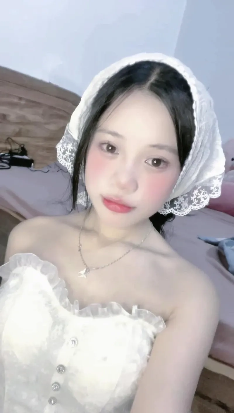 Ảnh gái cute k9 với nụ cười rạng rỡ và phong thái ngây thơ