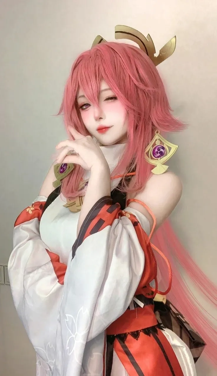 Ảnh cosplay Nami (One Piece) thể hiện phong thái tự tin, quyến rũ