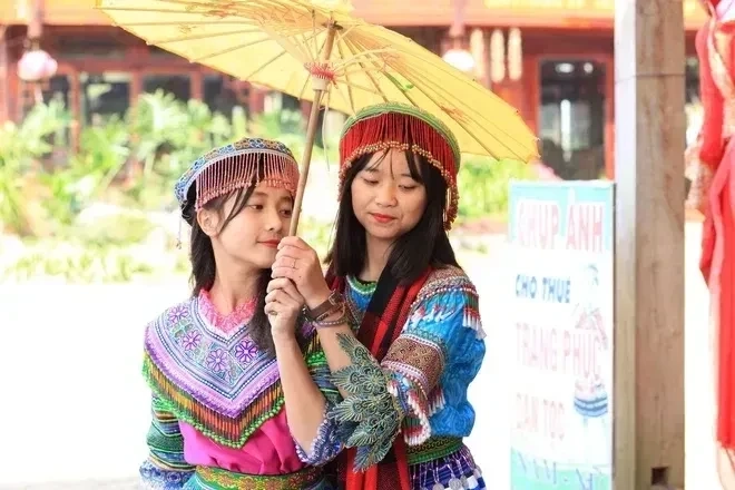 Gái dân tộc Hoa, mang vẻ đẹp thanh thoát và kiêu sa
