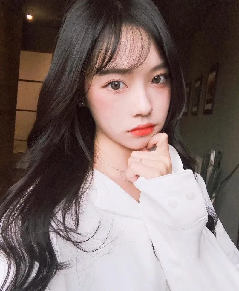Ảnh Lee Sung Kyung thể hiện thần thái tự tin và phong cách thời trang