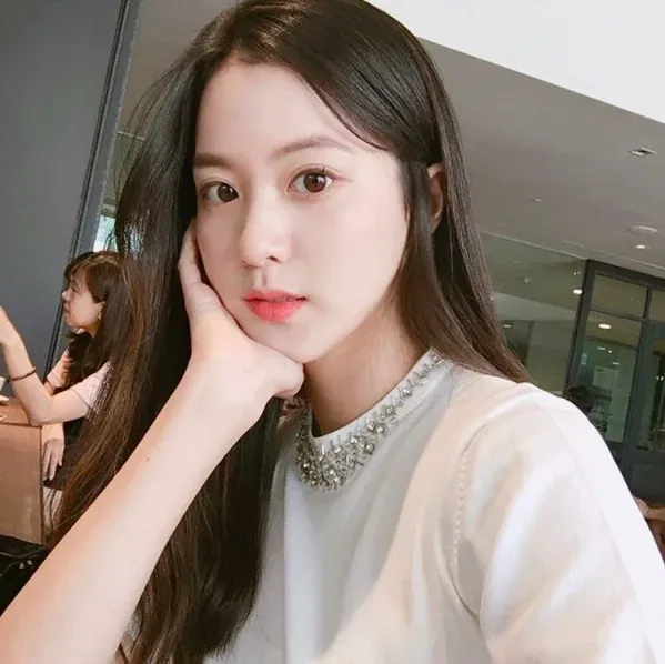 Ảnh Han Hye Jin với phong cách thời trang đa dạng và thần thái cuốn hút
