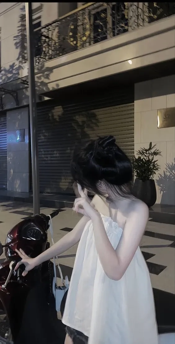 Hình nền gái k7 đeo kính cho điện thoại nổi bật và thu hút mọi ánh nhìn