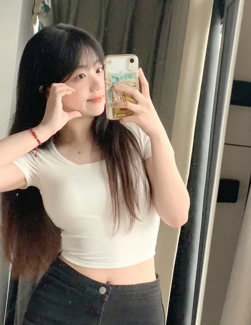 Hình học sinh trong đồng phục thể hiện sự ngăn nắp và dễ thương