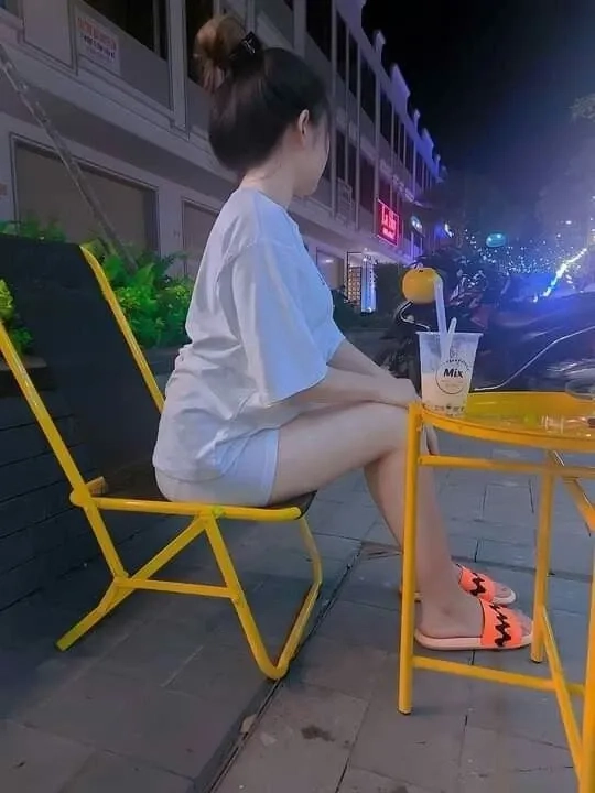 Ảnh gái mặc quần ngắn đi tiệc mang lại phong cách thời thượng và quyến rũ