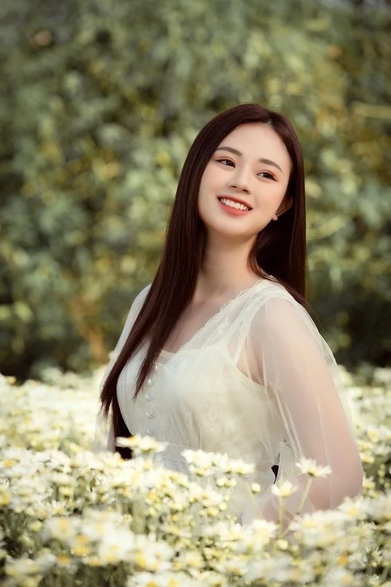 Ảnh gái quê tưới rau mang phong thái lao động cần mẫn và dễ mến