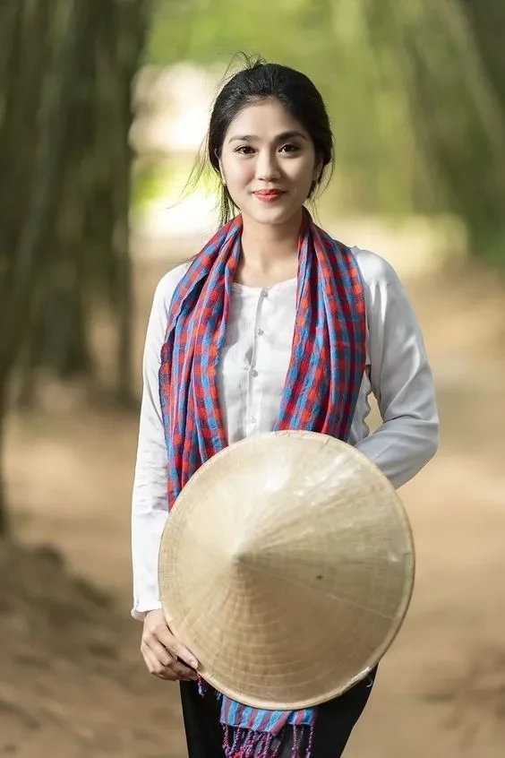 Ảnh thiếu nữ quê hương ghi lại vẻ đẹp dịu dàng và gần gũi thân thương