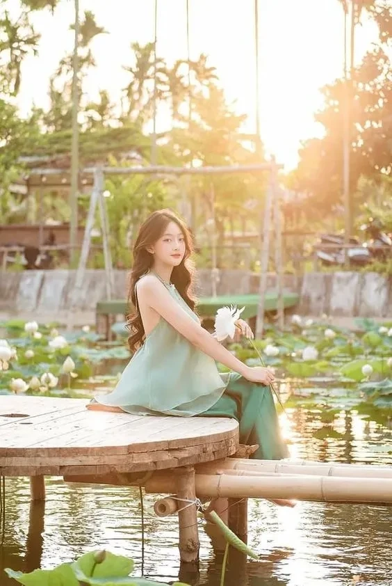 Ảnh thiếu nữ thôn nữ với nụ cười rạng rỡ và phong thái chân chất
