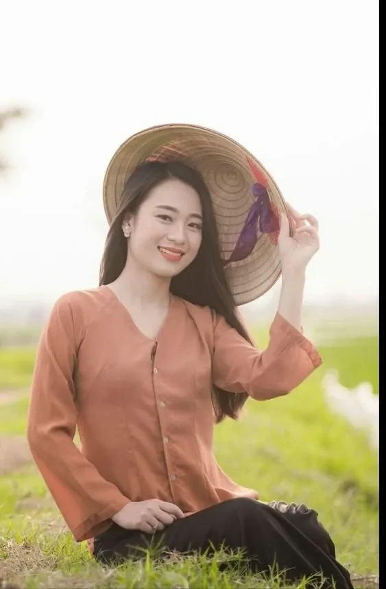 Ảnh cô gái thôn nữ ghi lại vẻ đẹp mộc mạc và ánh mắt hồn nhiên
