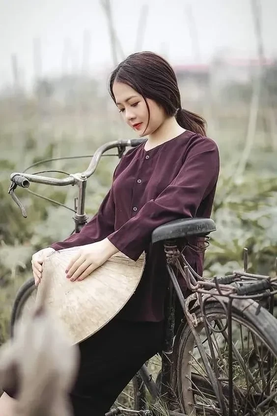 Ảnh cô gái làng quê với nụ cười rạng rỡ trong khung cảnh bình dị
