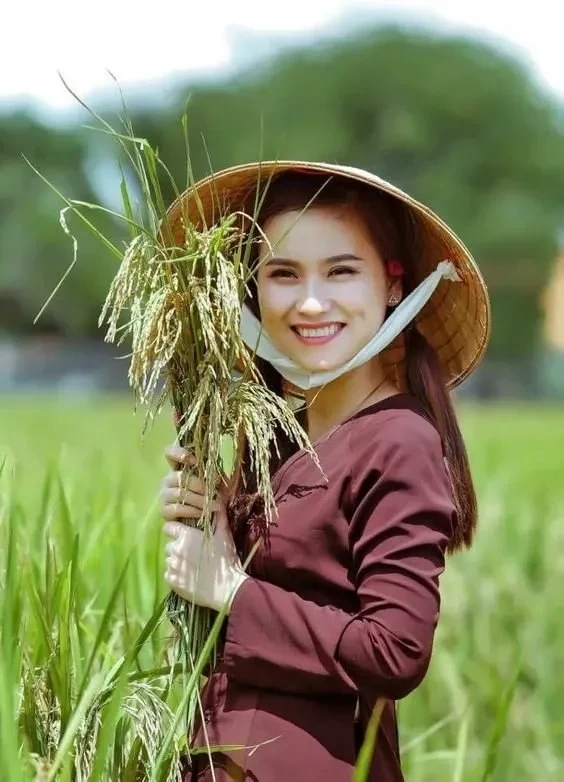 Ảnh cô gái quê hương ghi lại vẻ đẹp trong trẻo và ánh mắt thân thiện