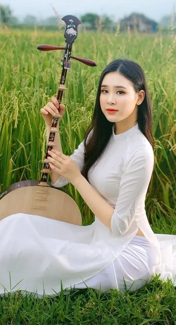 Ảnh cô gái quê giản dị với nụ cười tươi sáng và phong thái tự nhiên
