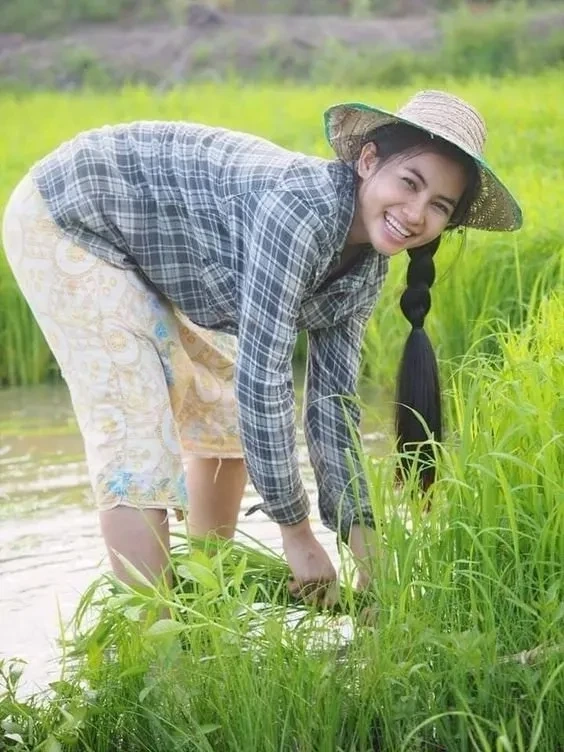 Ảnh gái quê bên sông với nét duyên dáng trong khung cảnh thơ mộng