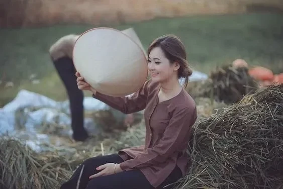 Ảnh gái quê bên ao sen ghi lại vẻ đẹp nhẹ nhàng và dịu dàng