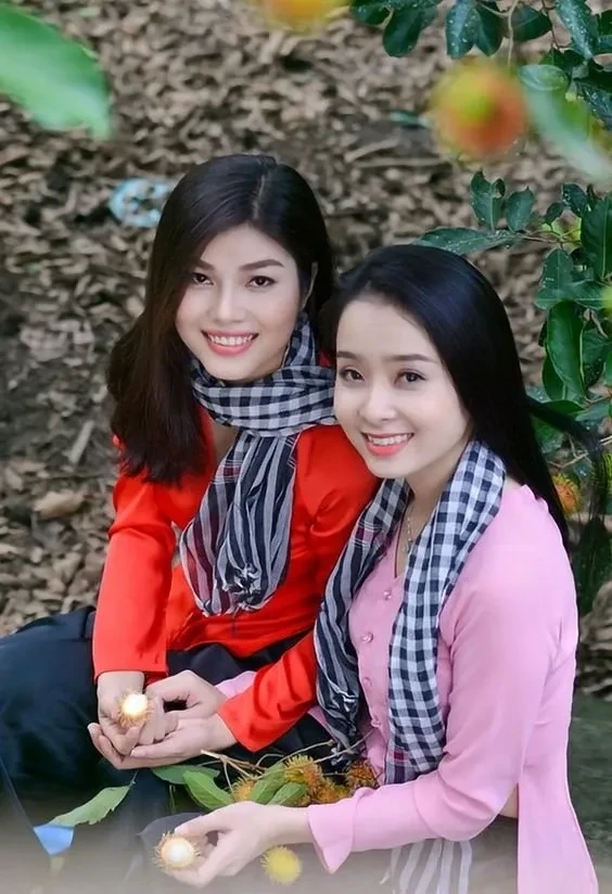 Ảnh gái quê trên con đường làng mang nét duyên dáng, tự nhiên