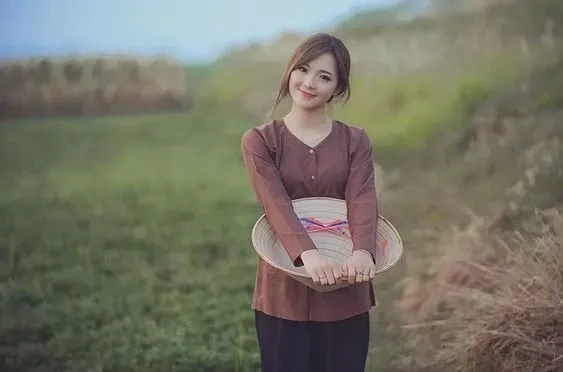 Ảnh gái quê dưới nắng chiều với khung cảnh yên bình, thơ mộng