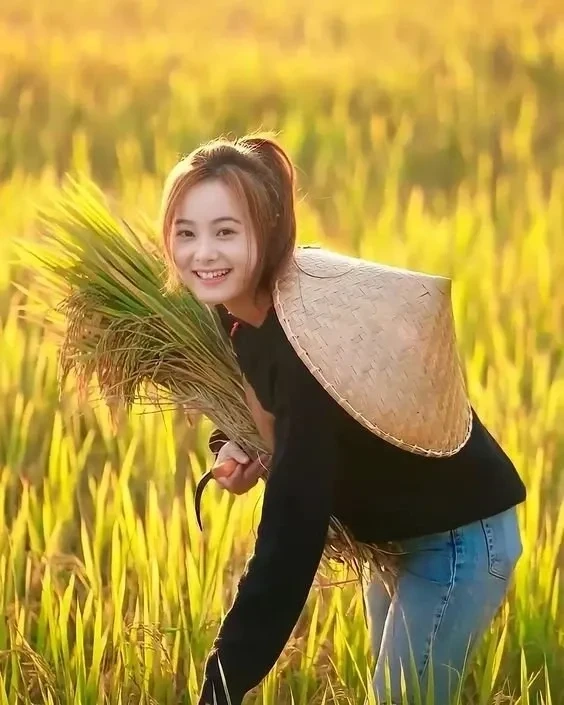 Ảnh gái quê mặc áo dài thể hiện vẻ đẹp duyên dáng, truyền thống