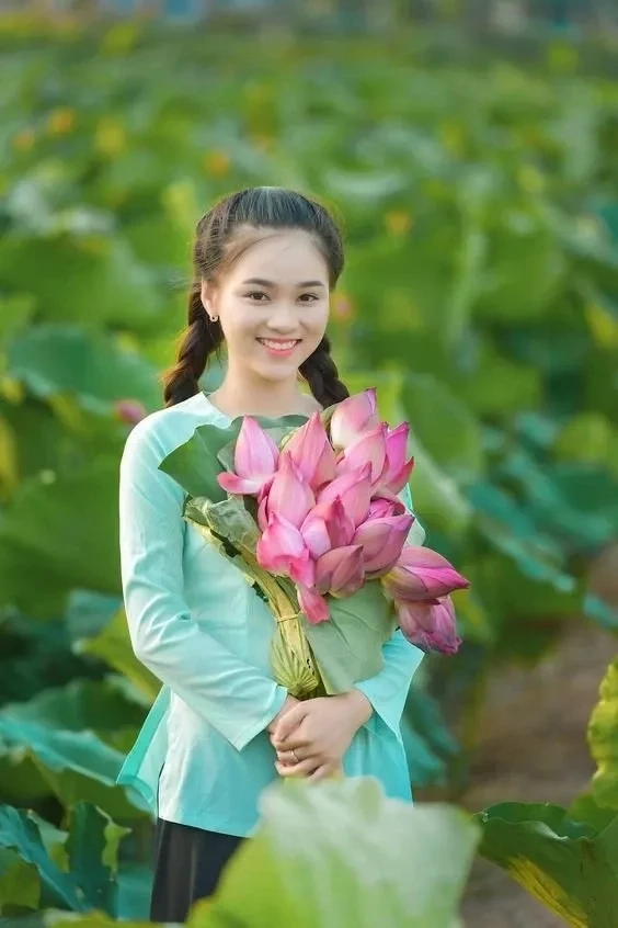 Ảnh gái quê đội nón lá thể hiện sự duyên dáng và bình dị của quê hương