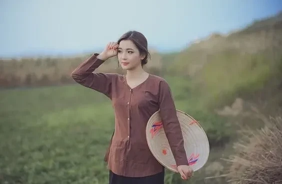 Ảnh thiếu nữ miền quê với khung cảnh yên bình và thơ mộng đặc trưng