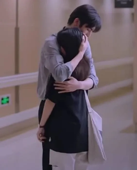 Hình nền ôm gái miễn phí dễ dàng tải về và sử dụng ngay