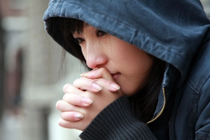 Hình nữ buồn khóc tạo nên không gian ảm đạm và suy tư sâu sắc