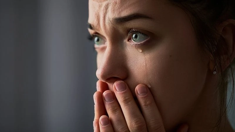 Ảnh buồn tâm trạng nữ khóc mang đến cảm giác lạc lõng và đau khổ