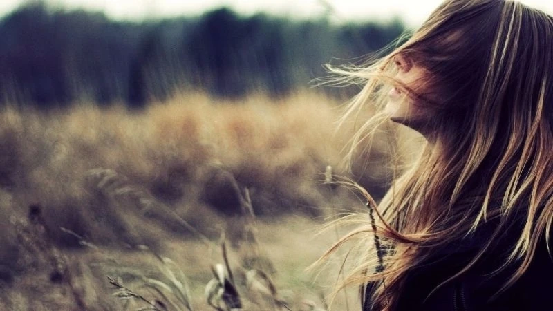 Ảnh nữ buồn khóc thể hiện nỗi lòng sâu thẳm và khó giải bày