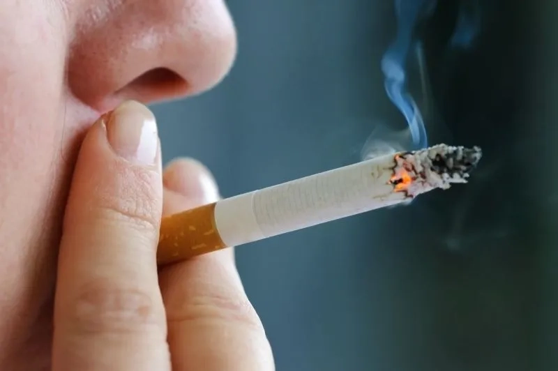 Hình nền cây thông Noel đẹp với đèn trang trí lung linh