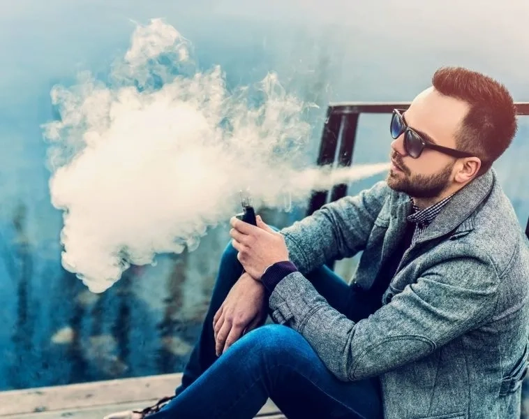 Avatar nữ hút thuốc tạo cảm giác tự do và mạnh mẽ