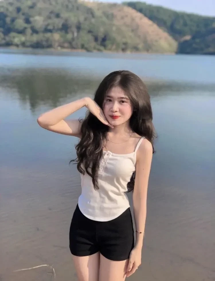 Ảnh gái xinh tóc ngang vai che mặt đơn giản mà nổi bật
