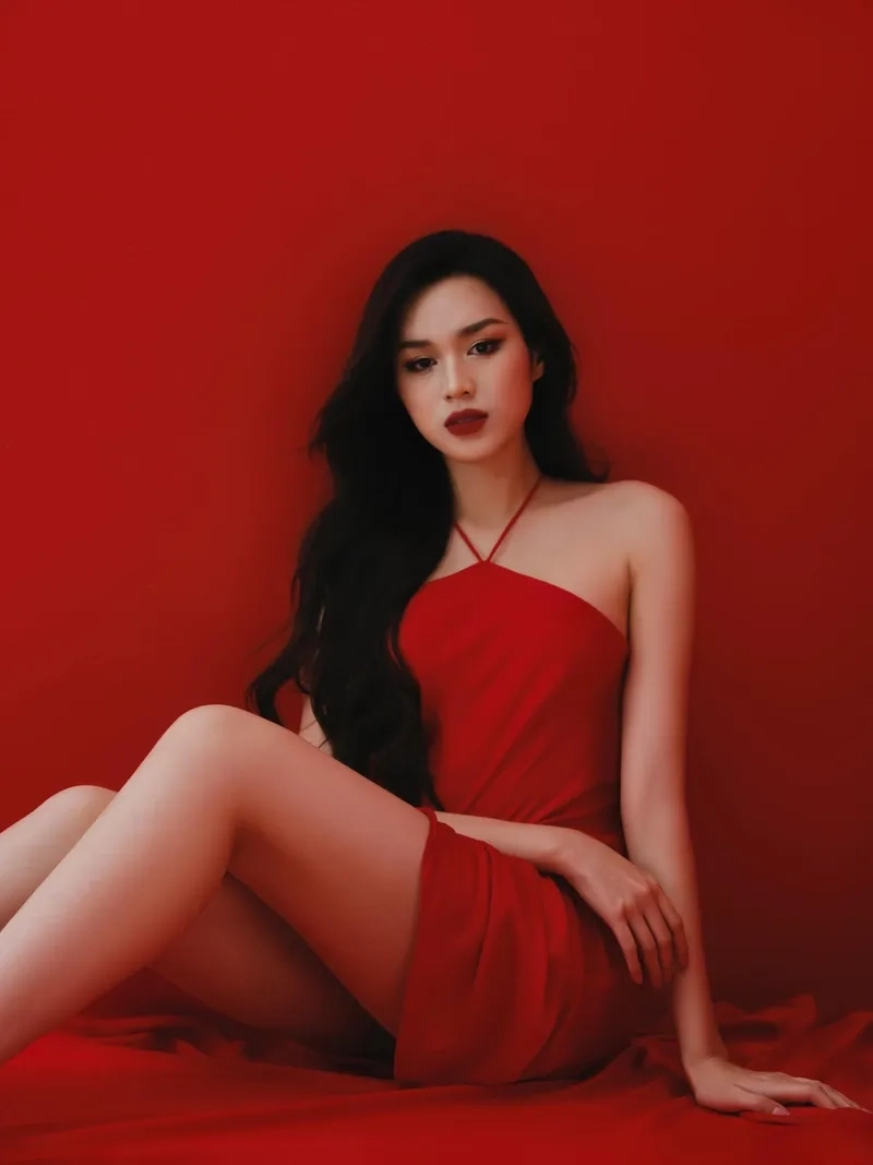 Hoa hậu Đỗ Thị Hà trao vương miện trong các sự kiện ý nghĩa tại Việt Nam