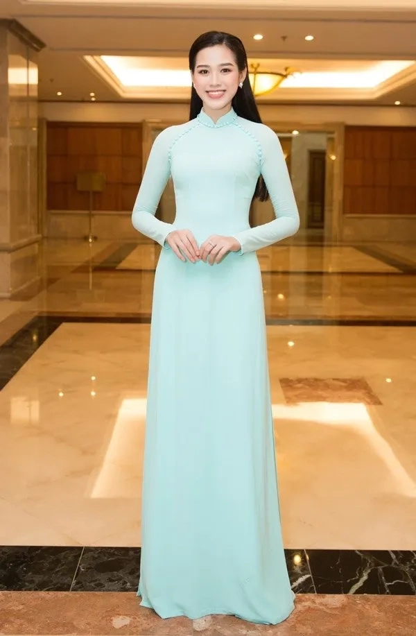 Đỗ Thị Hà mặc áo dài luôn thể hiện nét duyên dáng và thanh lịch