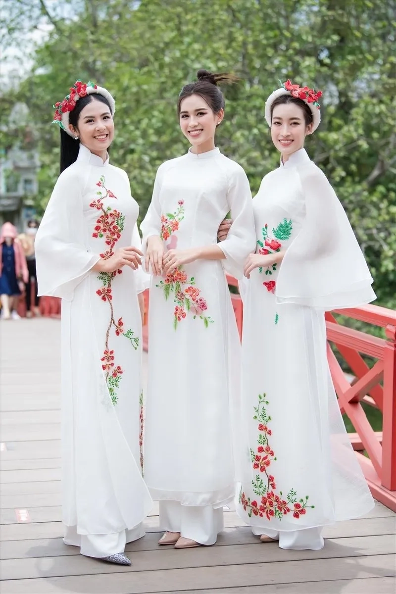 Đỗ Thị Hà bikini trong phần thi áo tắm nhận được nhiều lời khen